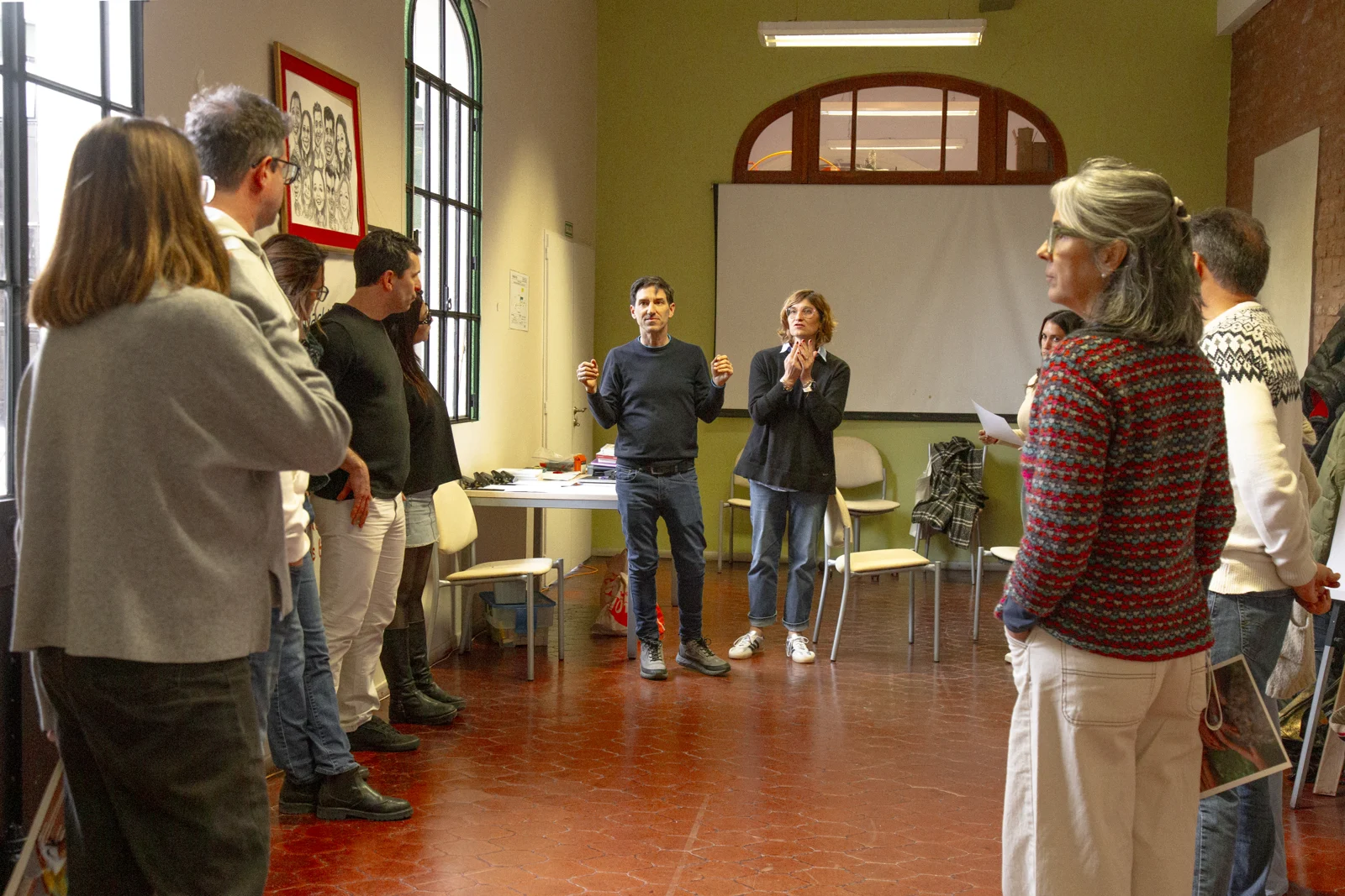Participantes compartiendo una práctica en un encuentro del Centro